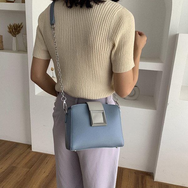 Κομψή τσάντα κλασικό μοντέλου για τον ώμο