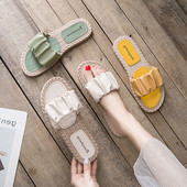 Γυναικείες παντόφλες με δερμάτινο λουράκι και επίπεδη σόλα