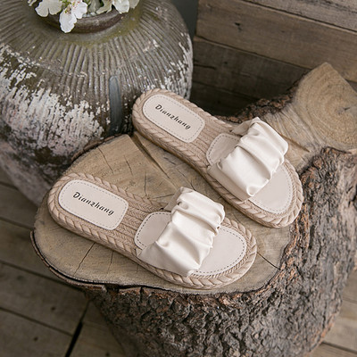 Γυναικείες παντόφλες με δερμάτινο λουράκι και επίπεδη σόλα