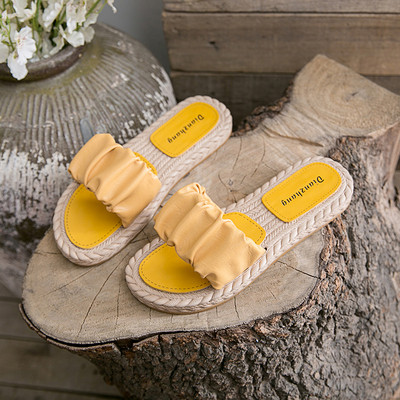 Γυναικείες παντόφλες με δερμάτινο λουράκι και επίπεδη σόλα