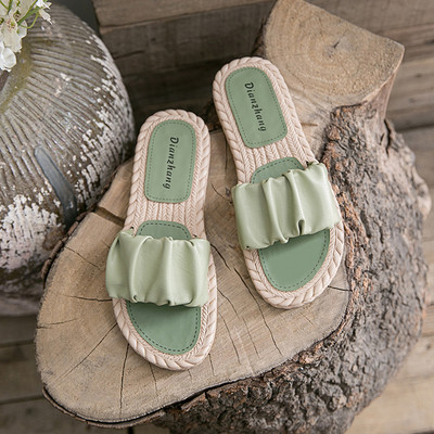 Γυναικείες παντόφλες με δερμάτινο λουράκι και επίπεδη σόλα