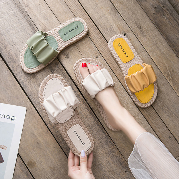 Γυναικείες παντόφλες με δερμάτινο λουράκι και επίπεδη σόλα