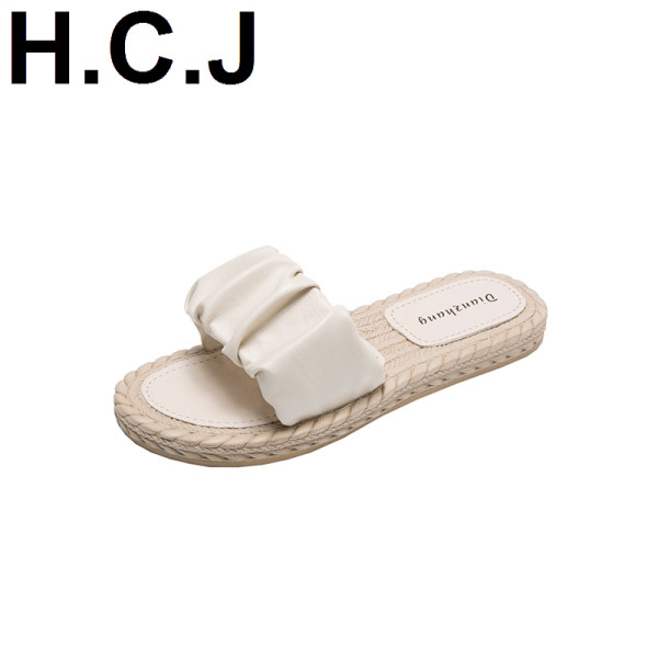 Γυναικείες παντόφλες με δερμάτινο λουράκι και επίπεδη σόλα