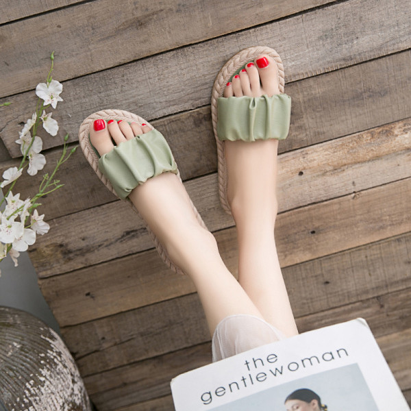 Γυναικείες παντόφλες με δερμάτινο λουράκι και επίπεδη σόλα