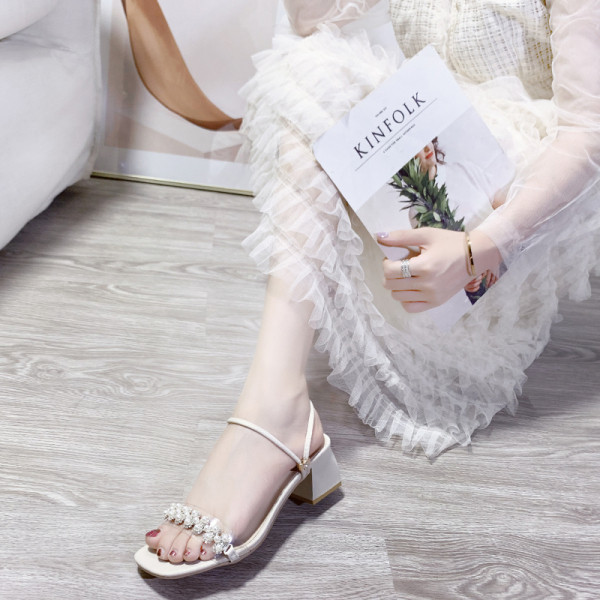 Sandale de damă cu toc pătrat jos și element perlat