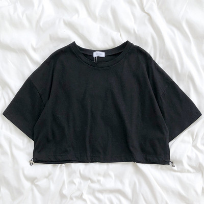 Γυναικείο κοντό μπλουζάκι με στρογγυλή λαιμόκοψη και κοντά μανίκια