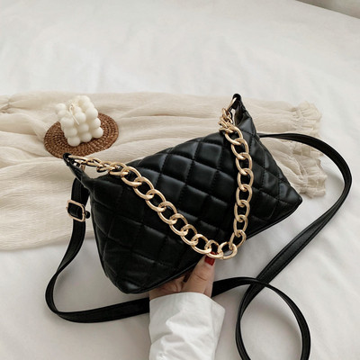 Γυναικεία καθημερινή τσάντα με μακριά λαβή και μεταλλικό στοιχείο