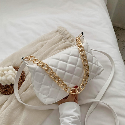 Γυναικεία καθημερινή τσάντα με μακριά λαβή και μεταλλικό στοιχείο