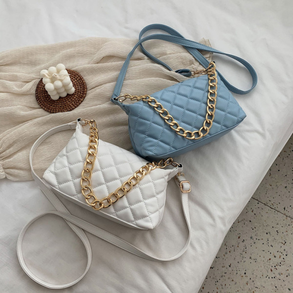 Γυναικεία καθημερινή τσάντα με μακριά λαβή και μεταλλικό στοιχείο