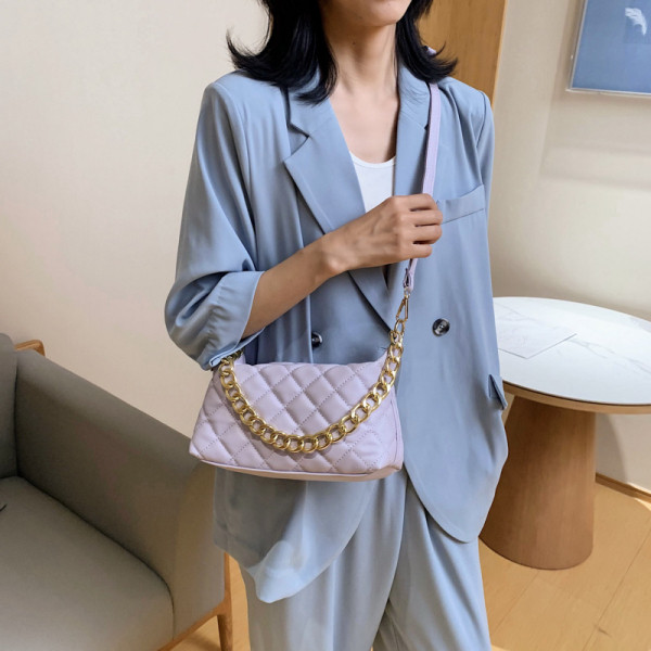 Γυναικεία καθημερινή τσάντα με μακριά λαβή και μεταλλικό στοιχείο