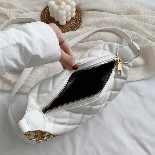 Γυναικεία καθημερινή τσάντα με μακριά λαβή και μεταλλικό στοιχείο