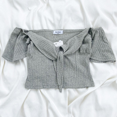 Κοντό γυναικείο μπλουζάκι με κορδόνια