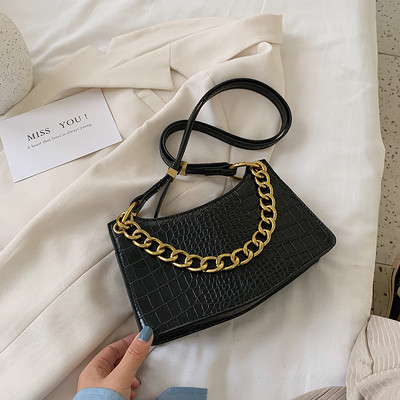 Σύγχρονη γυναικεία τσάντα από οικολογικό δέρμα με μεταλλικό στοιχείο