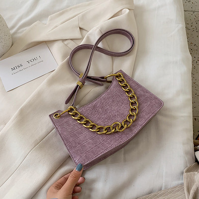 Σύγχρονη γυναικεία τσάντα από οικολογικό δέρμα με μεταλλικό στοιχείο