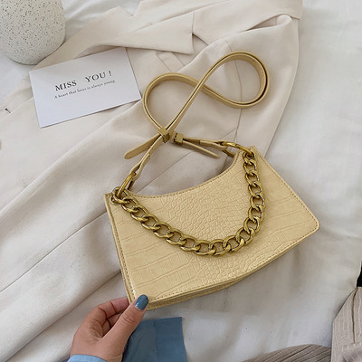 Σύγχρονη γυναικεία τσάντα από οικολογικό δέρμα με μεταλλικό στοιχείο