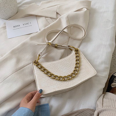 Σύγχρονη γυναικεία τσάντα από οικολογικό δέρμα με μεταλλικό στοιχείο