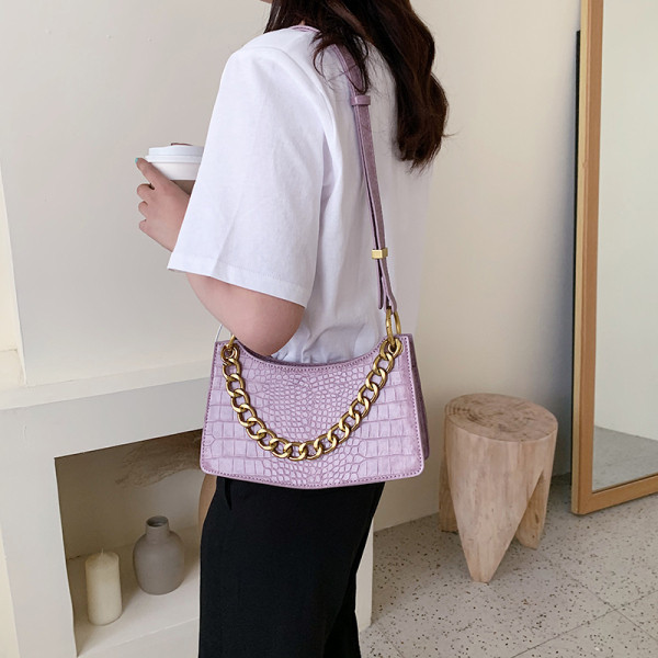 Σύγχρονη γυναικεία τσάντα από οικολογικό δέρμα με μεταλλικό στοιχείο