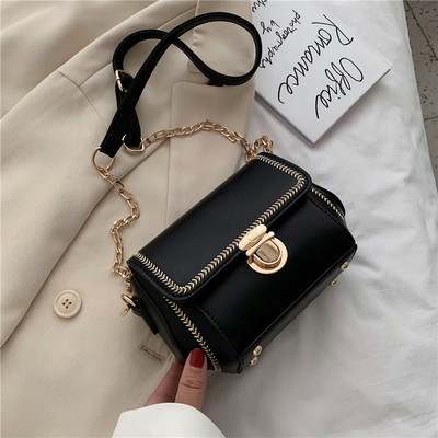 Κομψή γυναικεία τσάντα με μεταλλικά στοιχεία και μακριά λαβή