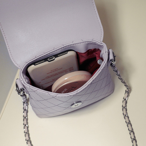 Κομψή γυναικεία τσάντα από οικολογικό δέρμα με αγκράφα