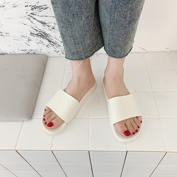 Γυναικείες παντόφλες με επίπεδη σόλα κατάλληλες για την παραλία