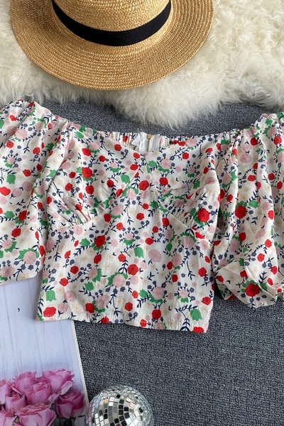 Moderna ženska bluza spuštenih rukava i cvjetnog printa