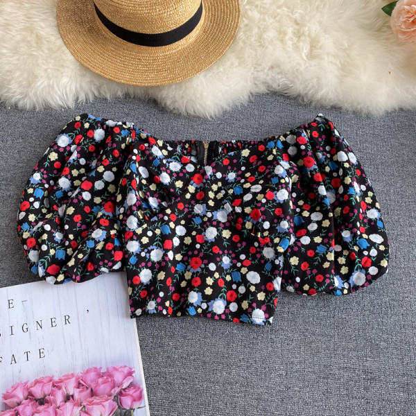 Moderna ženska bluza spuštenih rukava i cvjetnog printa