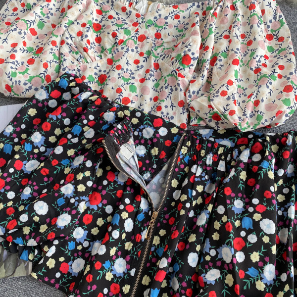 Moderna ženska bluza spuštenih rukava i cvjetnog printa