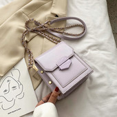 Σύγχρονη γυναικεία τσάντα από οικολογικό δέρμα πάνω από τον ώμο