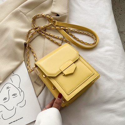 Σύγχρονη γυναικεία τσάντα από οικολογικό δέρμα πάνω από τον ώμο