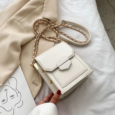 Σύγχρονη γυναικεία τσάντα από οικολογικό δέρμα πάνω από τον ώμο