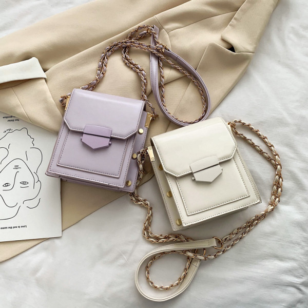 Σύγχρονη γυναικεία τσάντα από οικολογικό δέρμα πάνω από τον ώμο