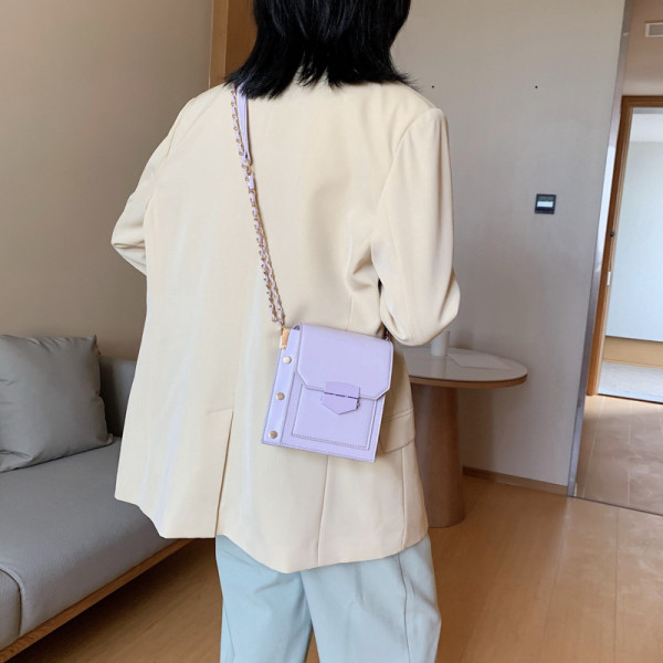 Σύγχρονη γυναικεία τσάντα από οικολογικό δέρμα πάνω από τον ώμο