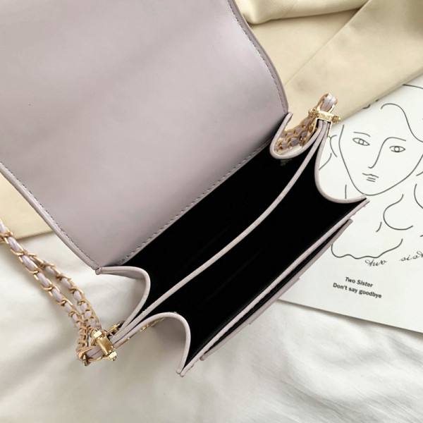 Σύγχρονη γυναικεία τσάντα από οικολογικό δέρμα πάνω από τον ώμο