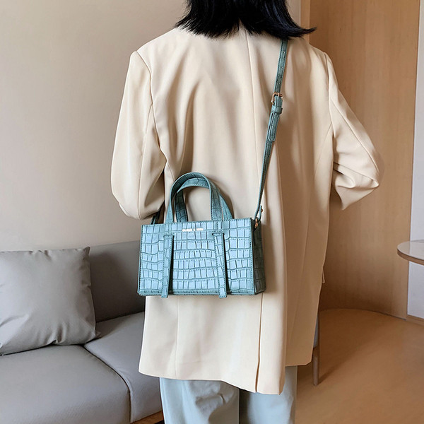 Γυναικεία κομψή οικολογική δερμάτινη τσάντα με μεγάλες και κοντές λαβές