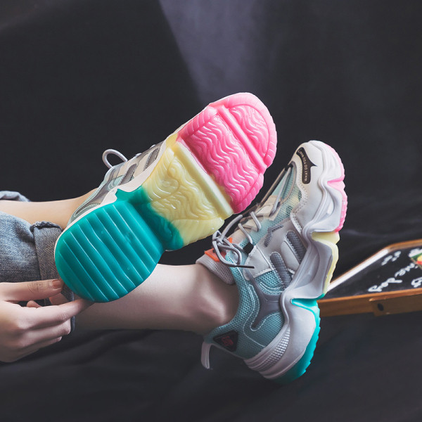 Αναπνεύσιμα γυναικεία πάνινα παπούτσια με πλέγμα και χρωματιστή σόλα