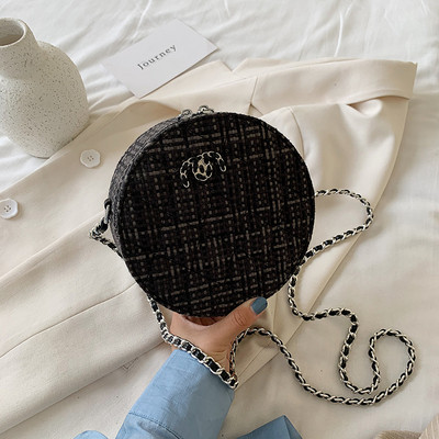 Σύγχρονη γυναικεία τσάντα σε στρογγυλό σχήμα με μακριά λαβή