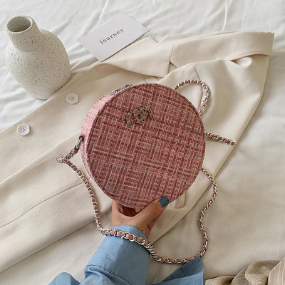 Σύγχρονη γυναικεία τσάντα σε στρογγυλό σχήμα με μακριά λαβή