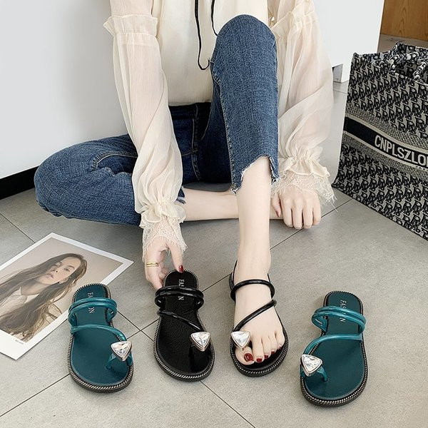 Sandale de damă între vârf și un element de piatră