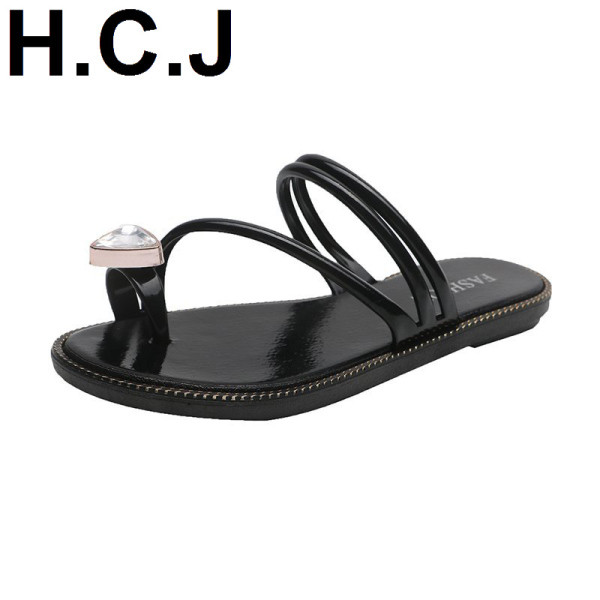 Sandale de damă între vârf și un element de piatră