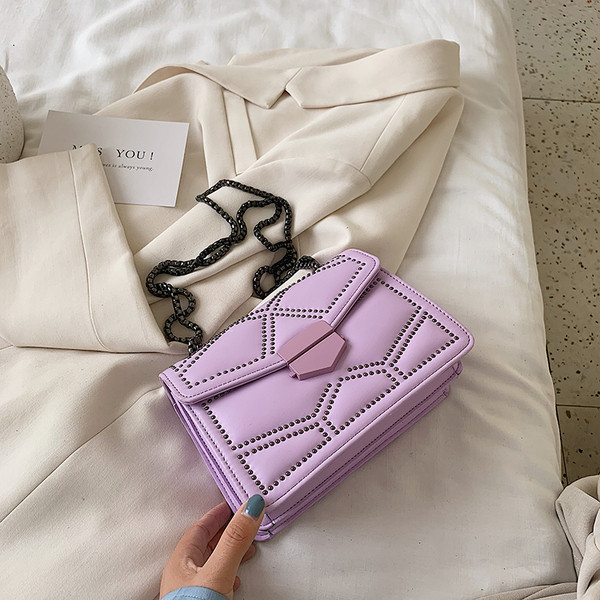 Moderna sieviešu soma ar garu metāla rokturi