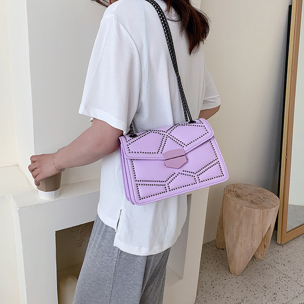 Moderna sieviešu soma ar garu metāla rokturi