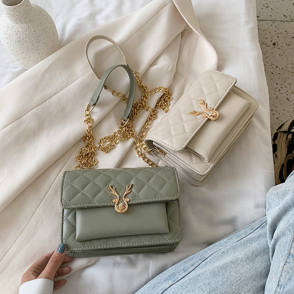 Geanta de dama actuala din imitatie de piele cu catarama