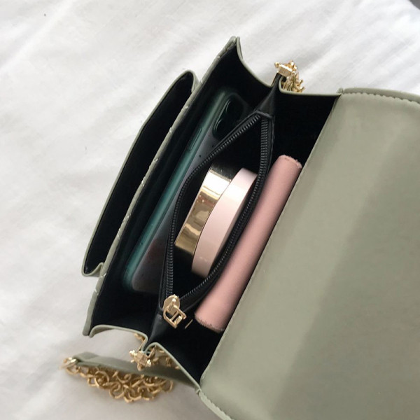 Geanta de dama actuala din imitatie de piele cu catarama