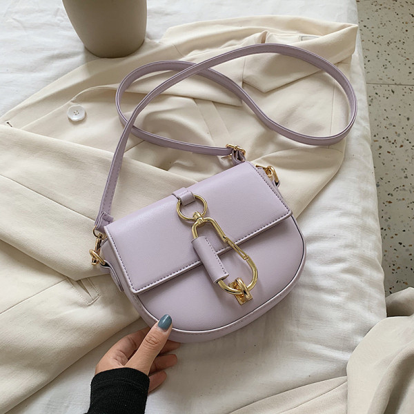 Σύγχρονη γυναικεία τσάντα από οικολογικό δέρμα με μακριά λαβή και μεταλλικό στοιχείο