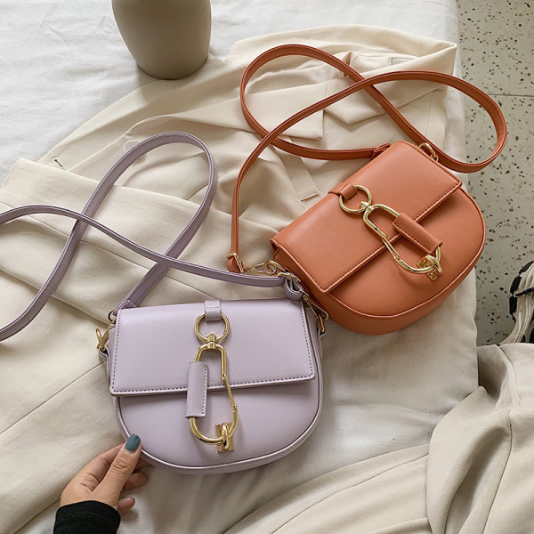 Σύγχρονη γυναικεία τσάντα από οικολογικό δέρμα με μακριά λαβή και μεταλλικό στοιχείο