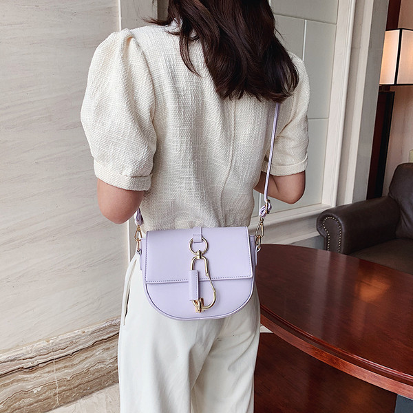 Σύγχρονη γυναικεία τσάντα από οικολογικό δέρμα με μακριά λαβή και μεταλλικό στοιχείο