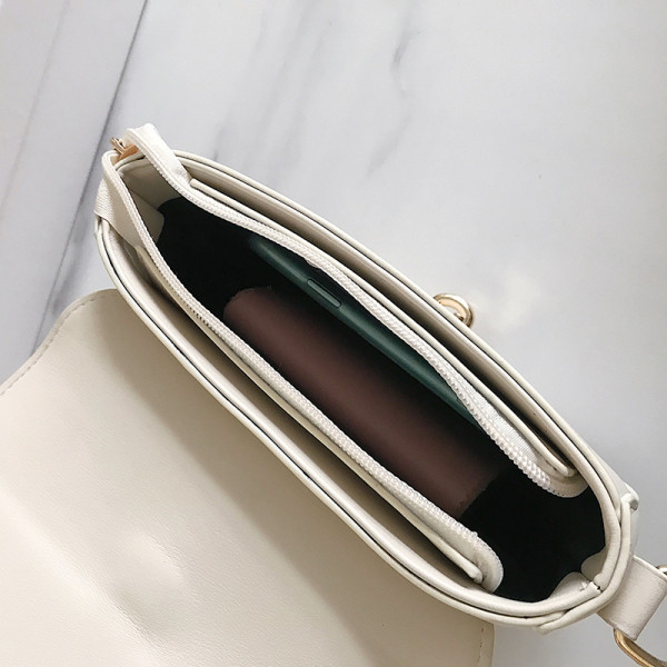 Σύγχρονη γυναικεία τσάντα από οικολογικό δέρμα με μακριά λαβή και μεταλλικό στοιχείο