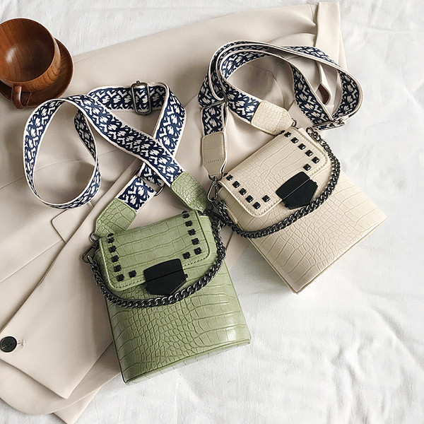 Κομψή γυναικεία τσάντα με τσέπες και φαρδιά λαβή