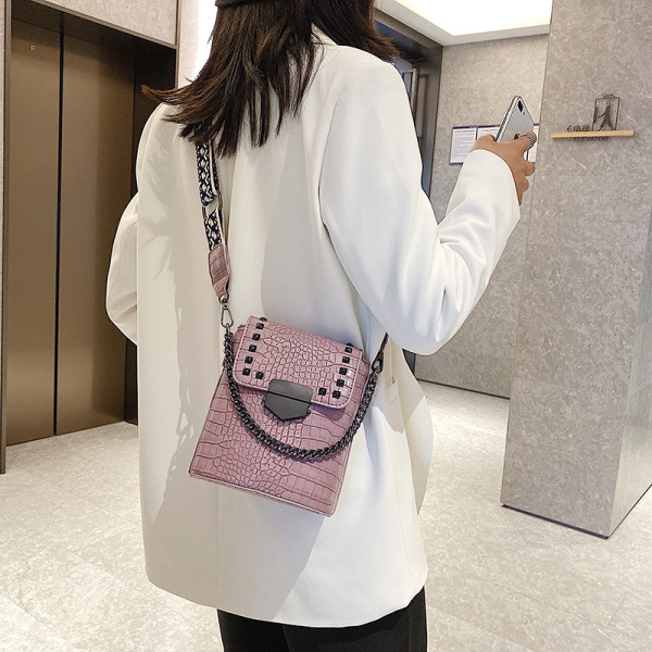 Κομψή γυναικεία τσάντα με τσέπες και φαρδιά λαβή