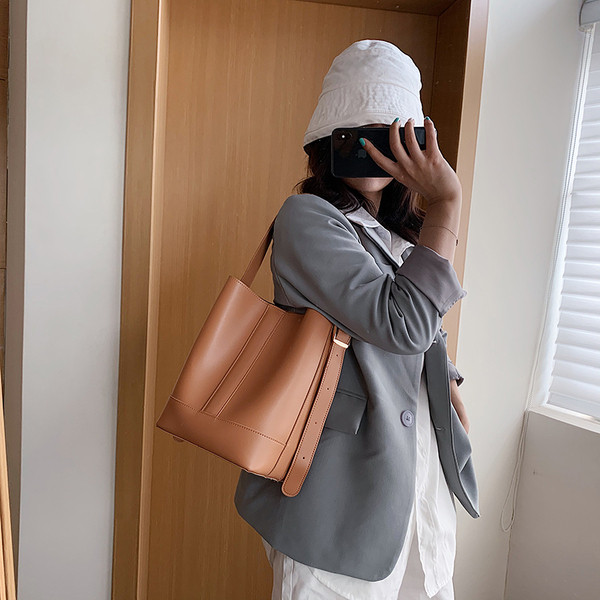 Γυναικεία μοντέρνα τσάντα κλασικό μοντέλο με μακριά λαβή